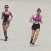Grazi Massafera e Anna Lima praticam atividades físicas na praia do Pepino, em São Conrado, no Rio de Janeiro