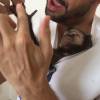 Latino faz cócegas no macaco Twelves, que ri com a brincadeira, nesta sexta-feira, 2 de outubro de 2015