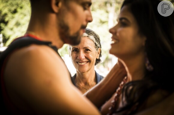 Djanira (Cássia Kis) fica feliz ao ver Tóia (Vanessa Giácomo) e Juliano (Cauã Reymond) juntos novamente, na novela 'A Regra do Jogo'