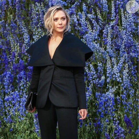 A atriz Elizabeth Olsen, irmã das gêmes Ashley e Mary Kate Olsen, também foi ao evento de moda