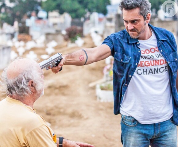 Romero (Alexandre Nero) ameaçou Ascânio (Tonico Pereira) de morte e lhe deu um tiro de raspão, na novela 'A Regra do Jogo'