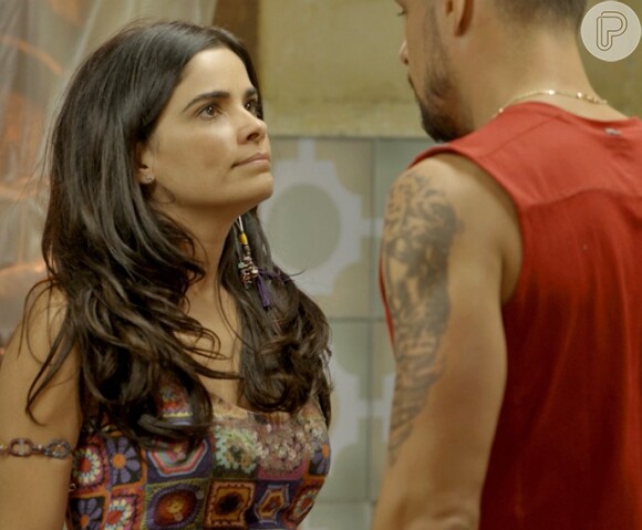 Tóia (Vanessa Giácomo) acusa Juliano (Cauã Reymond) de ser um bandido, na novela 'A Regra do Jogo'