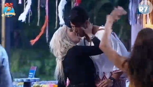 Marcelo Bimbi e Veridiana Freitas trocaram beijos na festa Hippie, que aconteceu nesta sexta-feira, 2 de outubro de 2015 em 'A Fazenda 8'