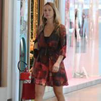 Luana Piovani mostra boa forma em passeio no shopping, um mês após dar à luz