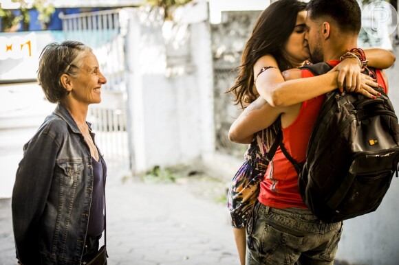 Djanira (Cássia Kis) dá as passagens para o nordeste de presente de casamento a Tóia (Vanessa Giácomo) e Juliano (Cauã Reymond), e pede que eles deixem o Rio de Janeiro, na novela 'A Regra do Jogo'