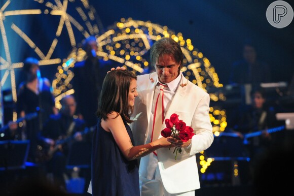 No ano em que a novela 'Amor à Vida' foi ao ar, a atriz Klara Castanho participou do especial de fim de ano do cantor Roberto Carlos