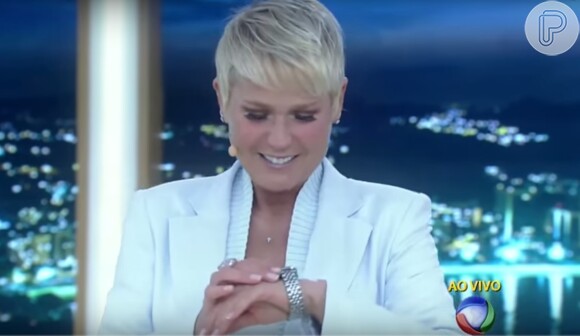 Xuxa reclamou do horário de seu programa na noite de segunda-feira, 5 de outubro de 2015