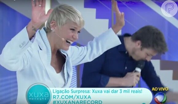 Xuxa e Fábio Porchat deveriam ouvir uma telespectadora atender ao telefone, mas uma falha no som fez com que eles não ouvissem nada do palco