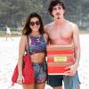 Luana (Giovanna Lancellotti) sai para vender seus sanduíches naturais com Cesário (Johnny Massaro) e vê Kim (Felipe Roque) com uma cliente na praia, na novela 'A Regra do Jogo'