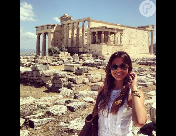 A aniversariante compartilhou com os fãs fotos da viagem. Na imagem, ela posa na frente do Castelo de Atenas. 'Sem dúvidas, uma das joias mais preciosas', escreveu na legenda
