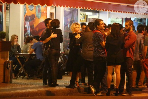 Recém-separados, os dois já tinham posado abraçados no Festival do Rio, evento que antecedeu a noite com os amigos no bar