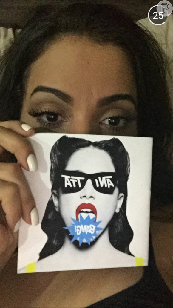 Anitta e seu novo álbum na mão: 'Bang'