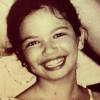 Luciana Gimenez aparece toda feliz em foto de infância