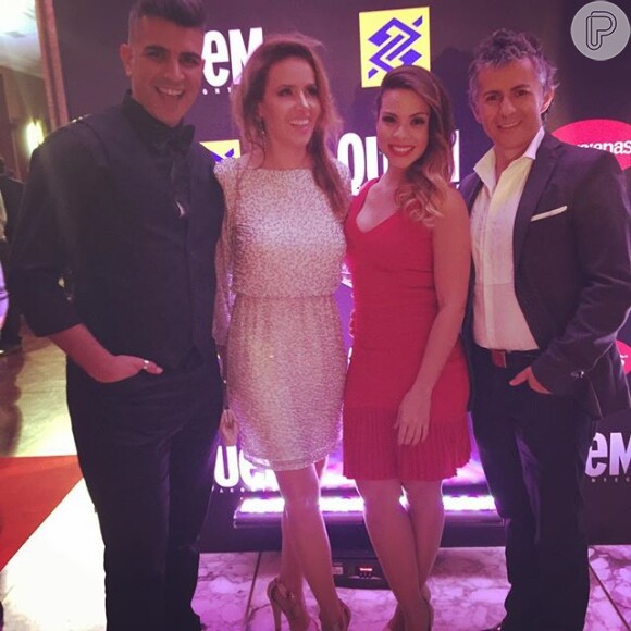 Leona Cavalli posa com a atriz Cacau Melo e os amigos Anderson Bueno e Charles Veiga durante o evento