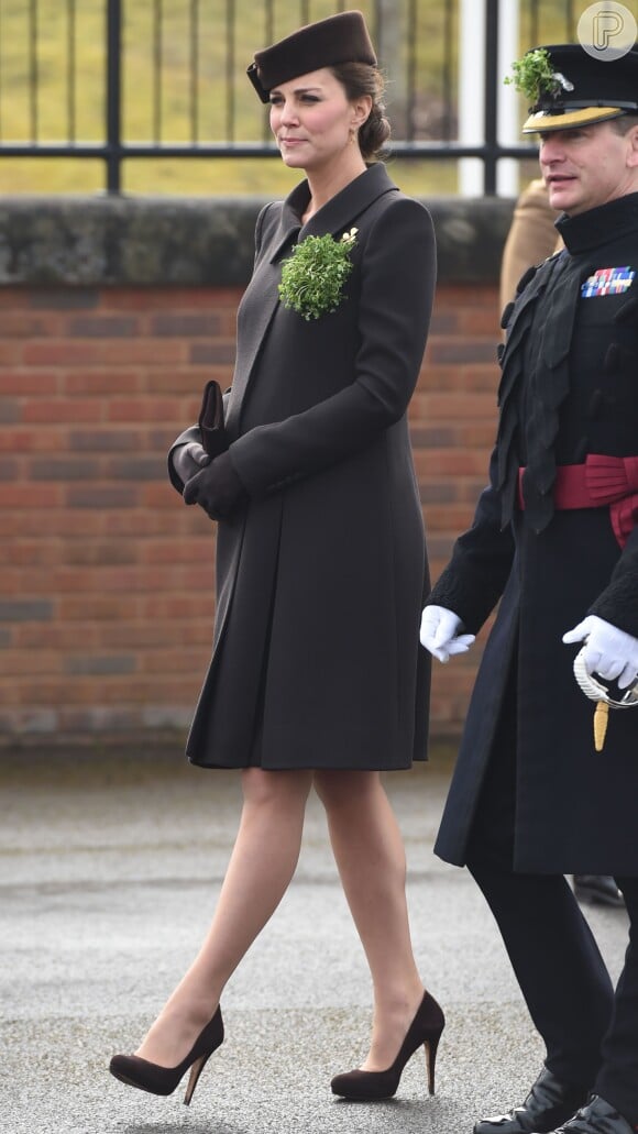 Mesmo grávida, Kate Middleton não perdeu a elegância e sempre mostrou bom gosto na escolha de suas roupas. Quando ainda estava à espera da caçula, Charlotte Elizabeth Diana, ela escolheu casaco marrom-escuro larguinho, da grife Catherine Walker, para um evento durante o dia. A duquesa também usou sapatos de camurça e, mais uma vez, completou o look com um chapéu