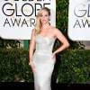 Reese Witherspoon arrasou no tapete vermelho do Globo de Ouro 2015, com um vestido longo prateado da grife Calvin Klein