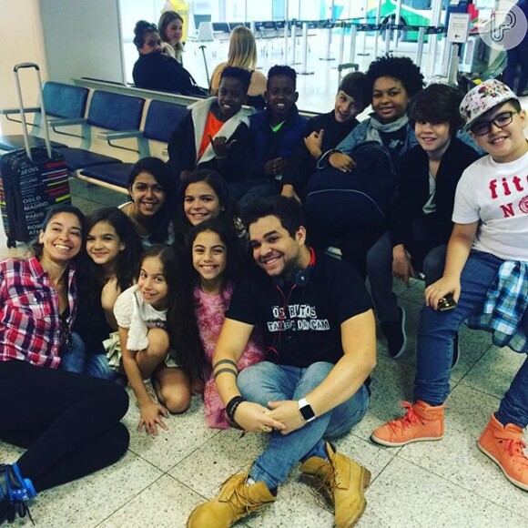 Equipe do 'Dancinha dos Famosos' posa no aeroporto, a caminho das gravações, no último sábado, dia 3 de outubro de 2015