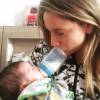 Fernanda Gentil garantiu em entrevista ao GNT que seu filho, Gabriel, de 1 mês, 'se adaptou muito bem à mamadeira'