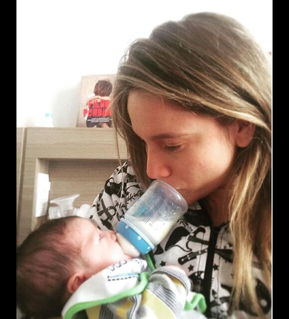 Fernanda Gentil garantiu em entrevista ao GNT que seu filho, Gabriel, de 1 mês, 'se adaptou muito bem à mamadeira'