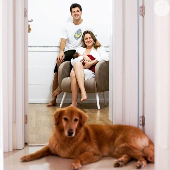 Fernanda Gentil com o marido, o filho e a cadelinha Nala