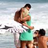 Antes de deixar a praia, Roberta Rodrigues e o namorado, Guilherme Guimarães, volta a se abraçar em clima romântico