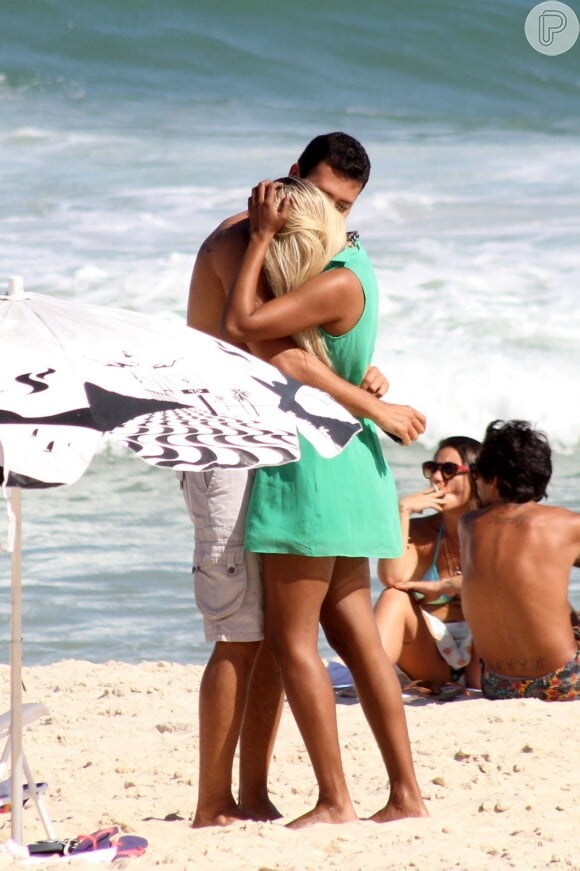 O casal trocou muitos beijos durante a tarde na praia