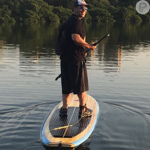 De férias, ator andou curtindo stanp up paddle
