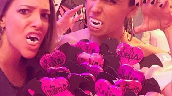 Giovanna Antonelli comemora aniversário das gêmeas e posa com dentes de vampiro