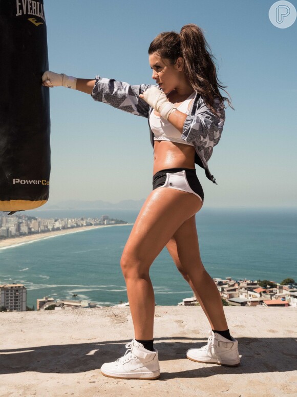 Fernanda Souza mostrou à revista o treino de muay thai que a fez ficar em otima forma