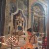 Grazi Massafera visitou a Igreja Sant'Anastasia, um dos grandes pontos turísticos da cidade, onde ficou durante alguns minutos em silêncio, rezando