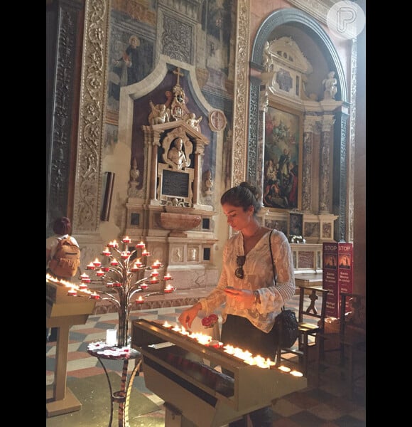 Grazi Massafera visitou a Igreja Sant'Anastasia, um dos grandes pontos turísticos da cidade, onde ficou durante alguns minutos em silêncio, rezando