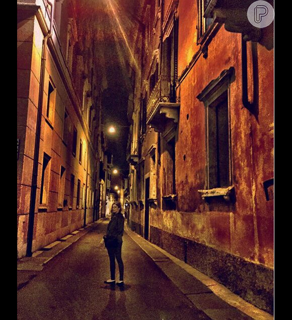 Grazi Massafera pelas ruas de Verona ainda à noite, após chegar à cidade italiana
