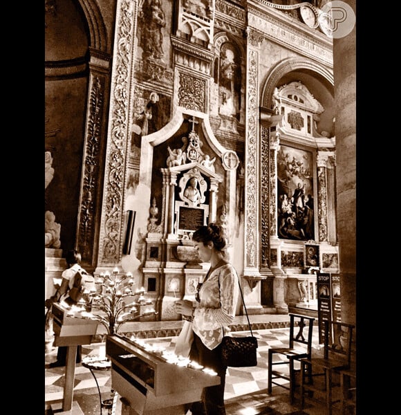 A atriz fez uma visita a uma igreja em Verona, onde ficou durante alguns minutos em orações