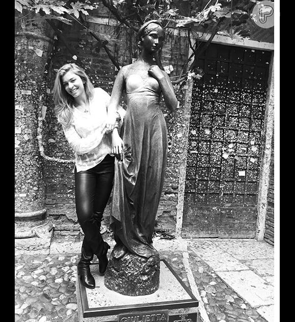 Em Verona, a atriz já visitou a Casa de Julieta - maior atração turística local