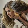 Romero (Alexandre Nero) arrasta Atena (Giovanna Antonelli) pelos cabelos porta afora e diz que vai expulsá-la de sua cobertura definitivamente, na novela 'A Regra do Jogo'