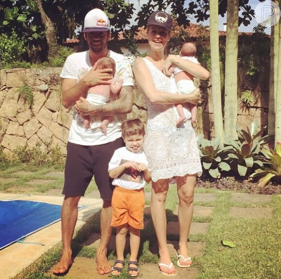 Luana Piovani encantou seus seguidores ao mostrar uma foto da família completa em post no Instagram. Na imagem, ela aparece ao lado de Pedro Scooby e dos filhos do casal: Dom, Bem e Liz