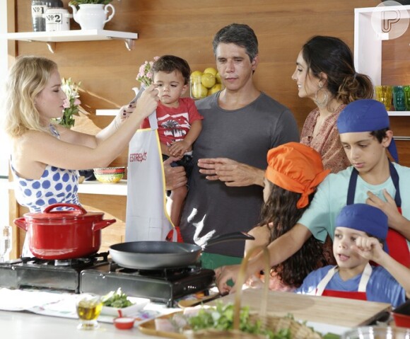 Márcio Garcia recebe Angélica em sua casa e Andrea Santa Rosa cozinha com os filhos para a apresentadora, no 'Estrelas', em 10 de outubro de 2015