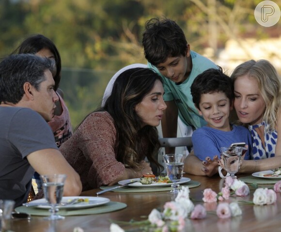 Angélica conversa com Marcio Garcia, Andrea Santa Rosa e os filhos do casal na casa deles