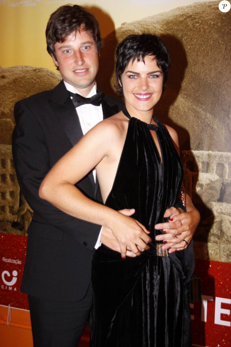 Ana Paula Arósio vive na Inglaterra com o marido - Purepeople