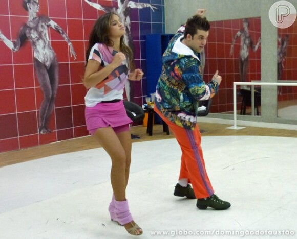 Bruna Marquezine se divertiu durante os ensaios do próximo ritmo do 'Dança dos Famosos', o funk