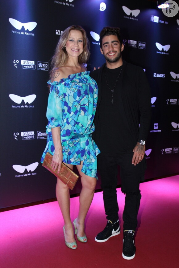 Luana Piovani marca presença, ao lado do marido pedro Scooby, na sessão de gala dos filmes 'Introdução à música do sangue' e 'Guida', na Zona Sul do Rio de Janeiro