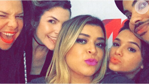 Solteira, Bruna Marquezine curtiu o show de Thiaguinho ao lado de Fernanda Souza, Julia Fariam Preta Gil e Hugo Gloss neste domingo, 11 de outubro de 2015
