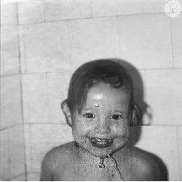 Luana Piovani compartilhou uma foto debaixo do chuveiro e escreveu: 'Euzinha micro'