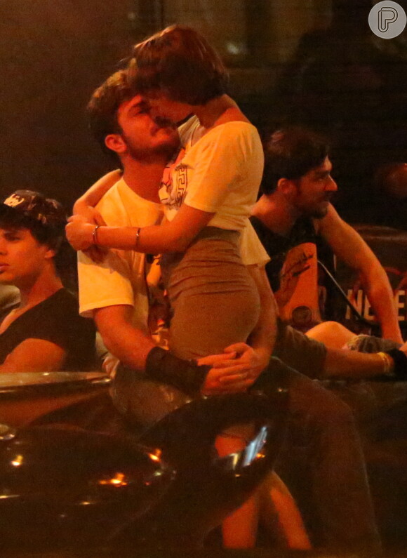 Isabella Santoni aos beijos com o namorado, o estudante de publicidade Lukas Wakim