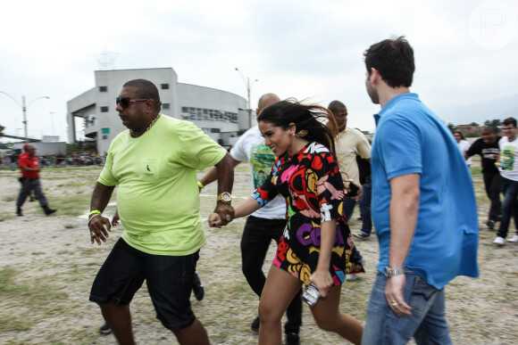 Por conta de compromissos profissionais, Anitta foi embora de helicóptero. Acompanhada de seguranças, ela partiu para São Paulo para fazer mais uma apresentação
