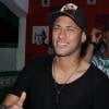 Antes, Neymar curtiu curtir show do rapper Ja Hule no Rio e saiu de lá acompanhado de duas loiras, que levou para o hotel onde estava hospedado, na Barra da Tijuca