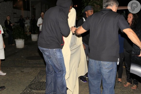 Justin Bieber foi a um termas e saiu enrolado em um lençol, durante passagem pelo Brasil em 2013