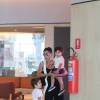 Juliana Paes leva os filhos ao cinema. Atriz esteve com Pedro e Antonio no Village Mall, zona sul do Rio de Janeiro
