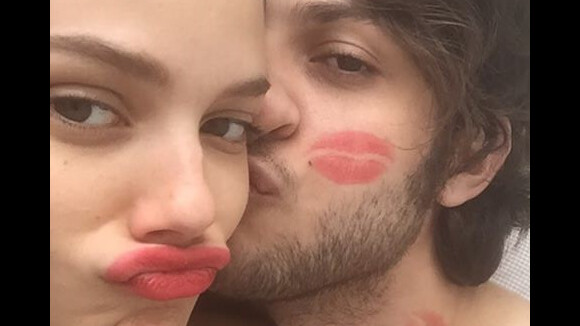 Chay Suede aparece repleto de marcas de beijo em foto de Laura Neiva: 'Que amor'