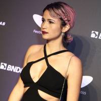 Nanda Costa exibe os cabelos cor-de-rosa em premiação do Festival do Rio